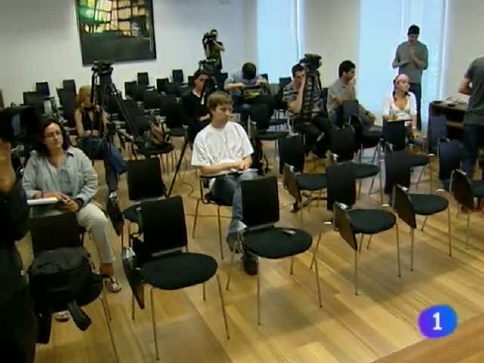  ETA ha decidido dejar en manos de sus presos la decisión de dejar las armas. Homenaje en Berriozar a Francisco Casanova, asesinado por la banda hace 11 años. 3.500 jovenews de 20 países llegan desde mañana a Pamplona para participar en los actos previos a la jornada mundial de la juventud. 