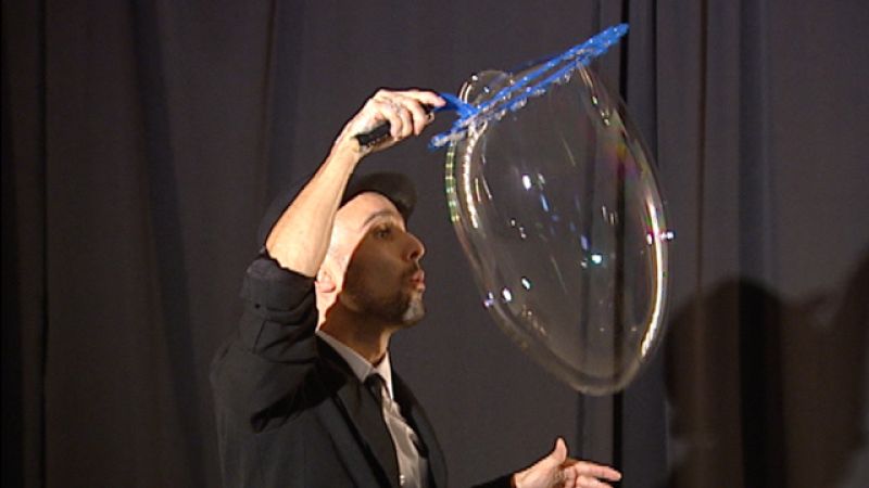  James Pomp, un mimo que trabaja con humor, agua y jabón