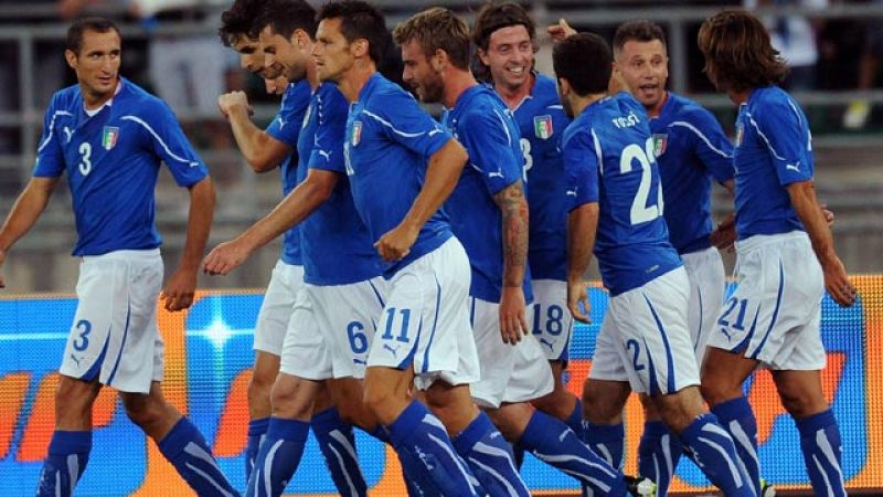 El centrocampista italiano frustra las esperanzas de la Roja con un disparo afortunado que da en un defensa español y despista a Valdés