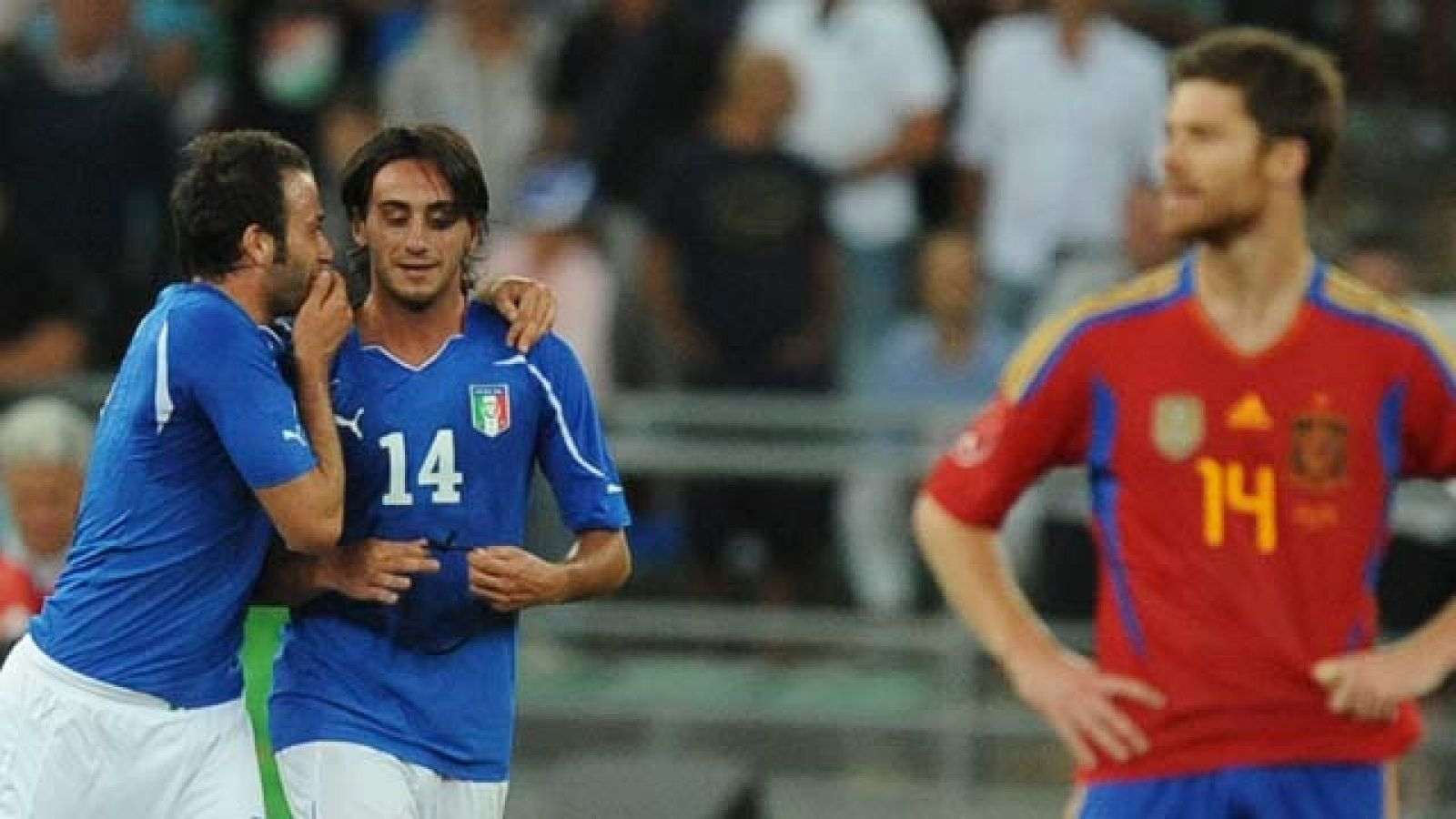 La selección española de fútbol ha perdido ante Italia por 2-1, en un encuentro marcado por las lesiones del combinado español. Fernando Torres, Gerard Piqué y Andoni Iraola no han podido finalizar el encuentro. Aquilani y Montolivo marcaron para la