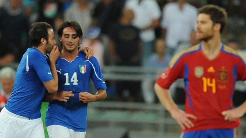 La selección española de fútbol ha perdido ante Italia por 2-1, en un encuentro marcado por las lesiones del combinado español. Fernando Torres, Gerard Piqué y Andoni Iraola no han podido finalizar el encuentro. Aquilani y Montolivo marcaron para la 