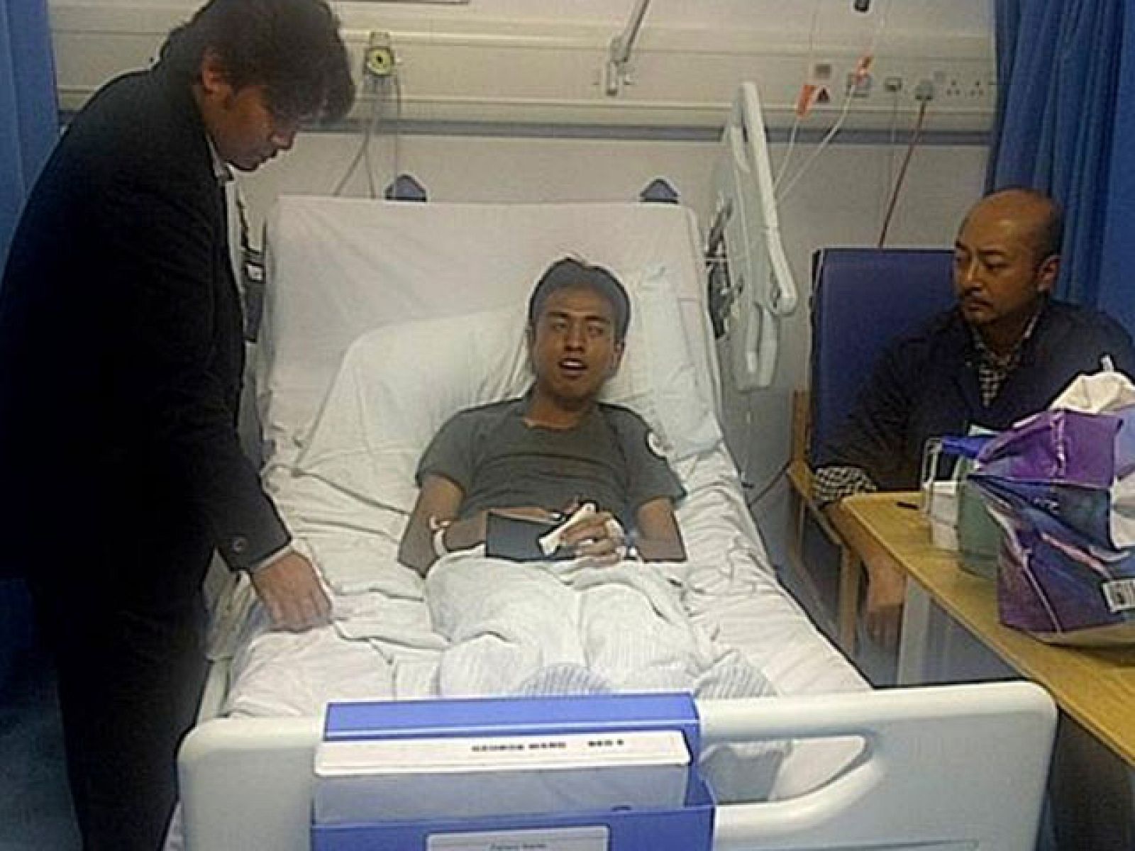 El joven estudiante malayo Asyraf Haziq, hospitalizado tras recibir una paliza el pasado lunes en los disturbios de Londres, está estable. Las imagénes que muestran cómo un grupo de chicos le robaban, aprovechándose de que estaba herido, han dado