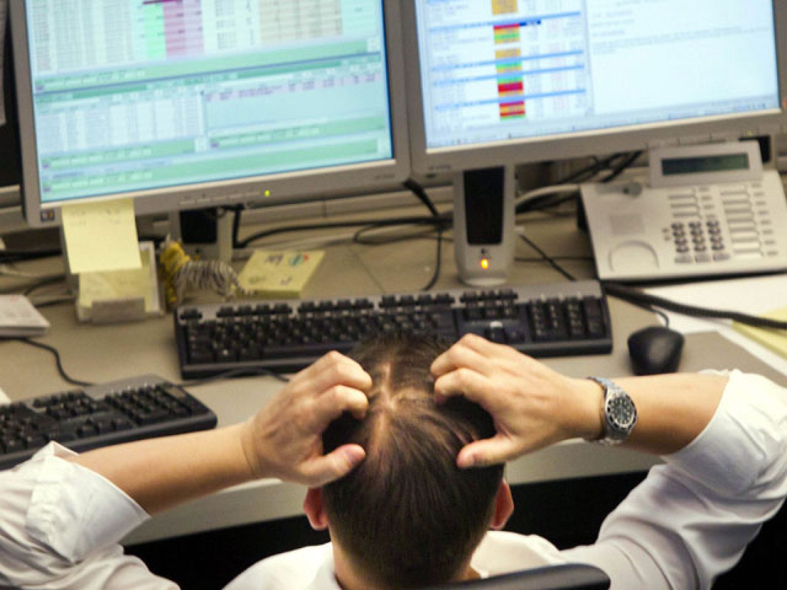 Las bolsas terminan con fuertes subidas, impulsadas por Wall Street, en una jornada de gran volatilidad