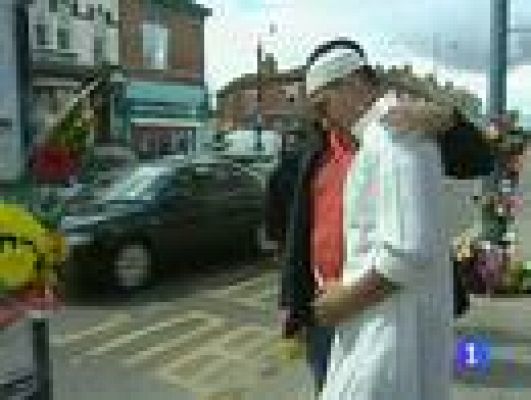  - Blancos, negros y asiáticos dan sus condolencias a las familias de los atropellados en Birmingham