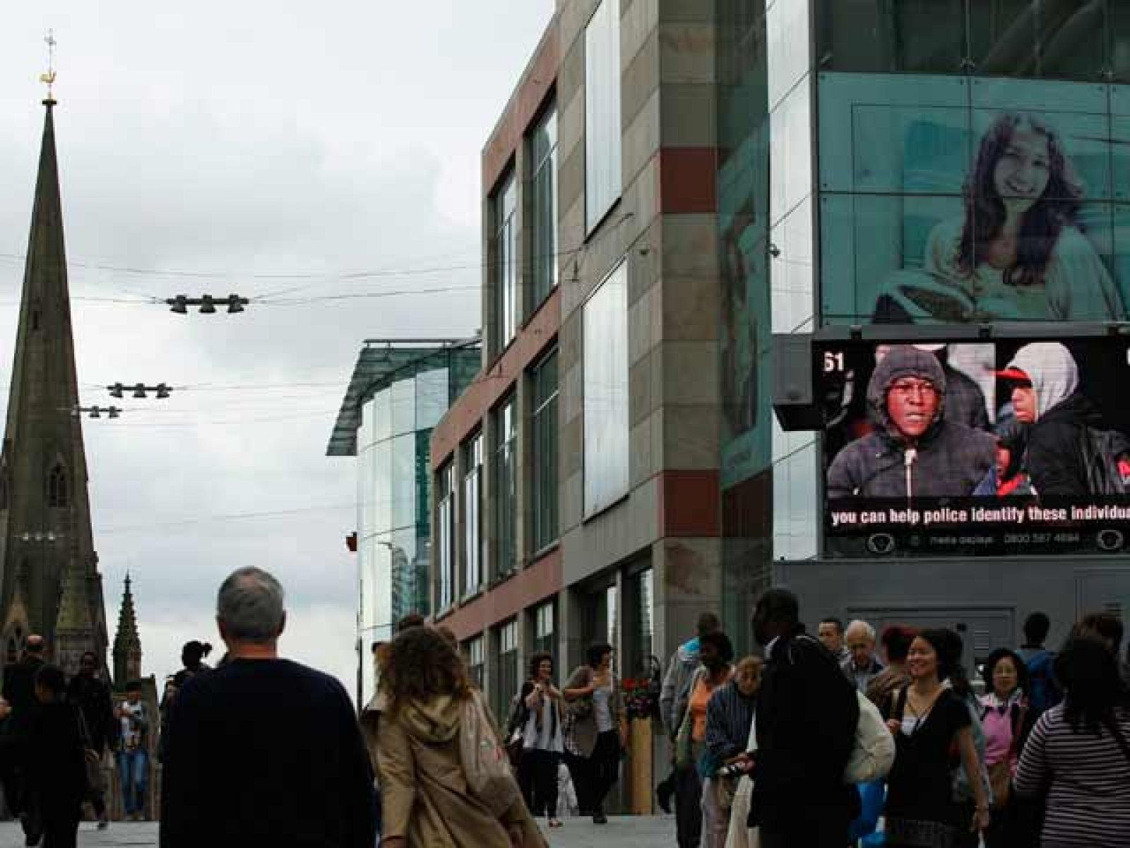 Un pantalla en el centro de Birmingham para identificar a los responsables de los disturbios en Reino Unido