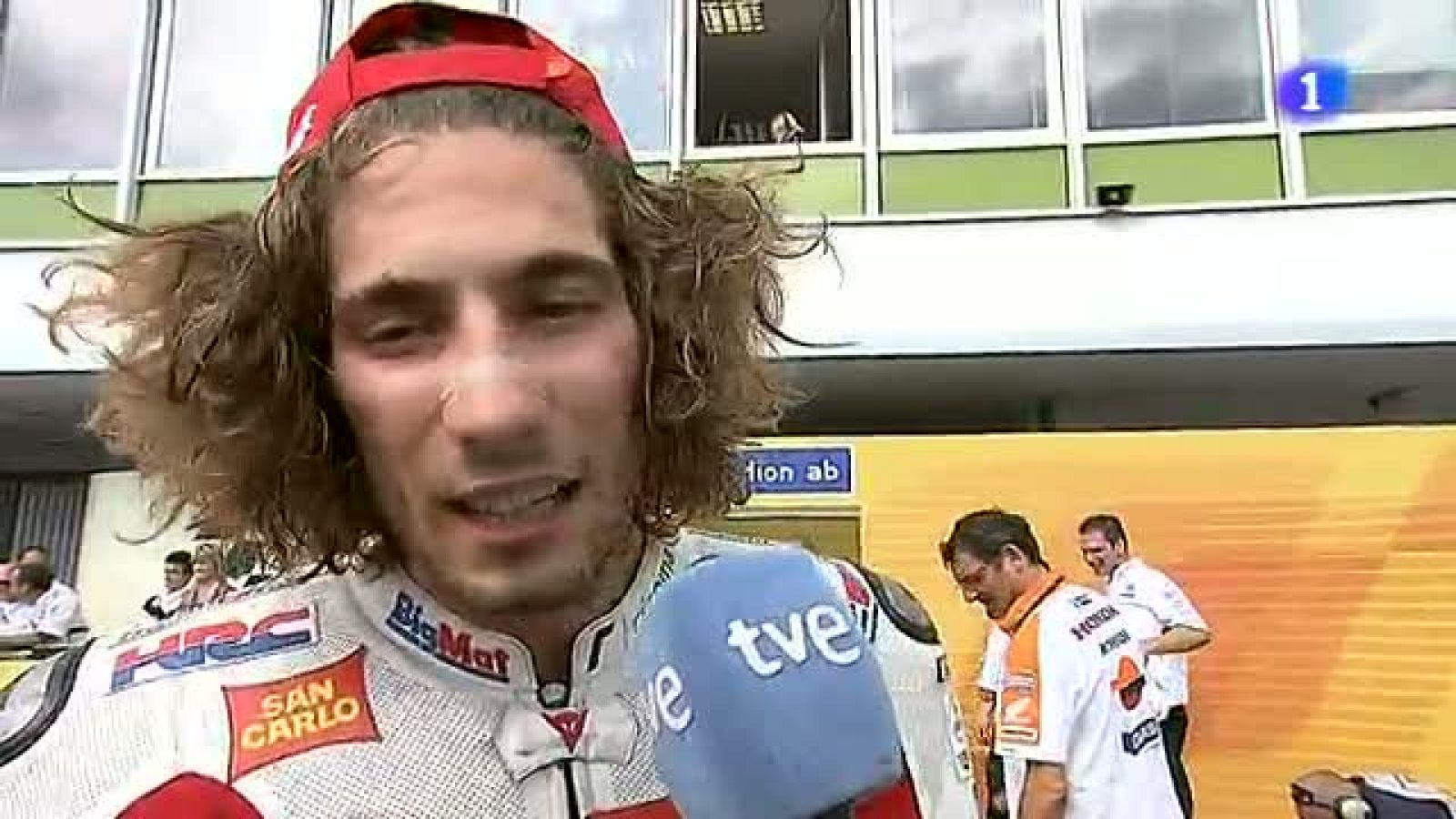 Marco Simoncelli ha conseguido su primer podio en la categoría reina del Mundial y ha mostrado su alegría en el podio.