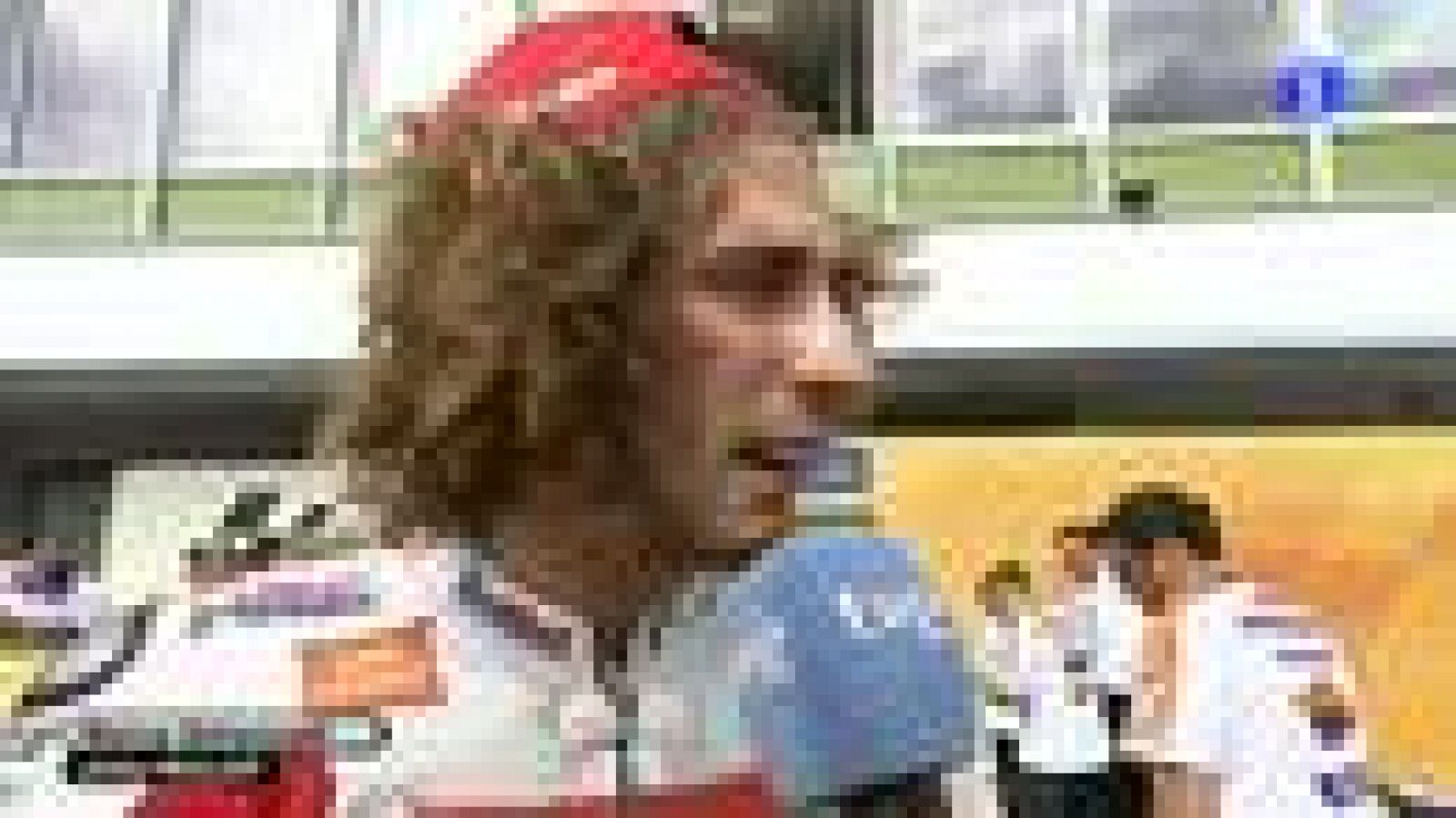 Marco Simoncelli ha conseguido su primer podio en la categoría reina del Mundial y ha mostrado su alegría en el podio.