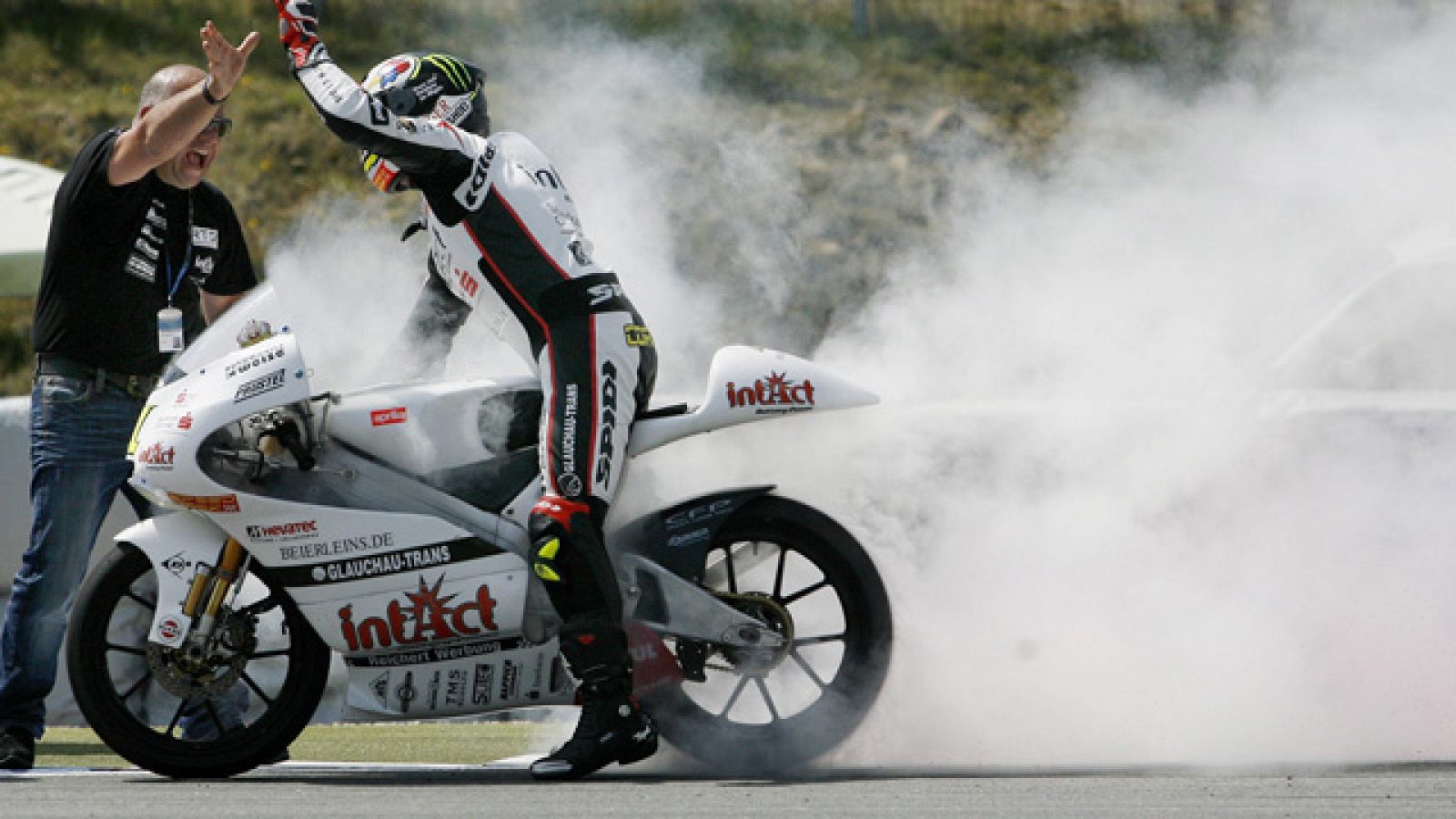 El alemán Sandro Cortese ha conseguido su primera victroia de 125cc en el trazado de Brno, por delante de Zarco y Moncayo.