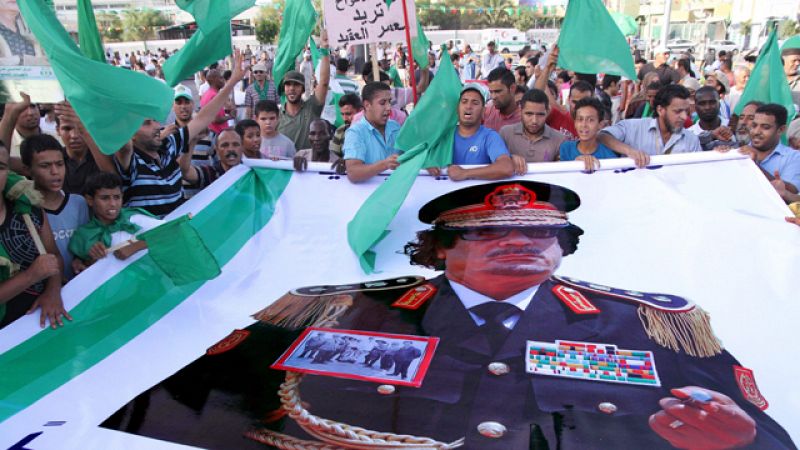 Gadafi pide a sus seguidores que se armen contra los "traidores y la OTAN"