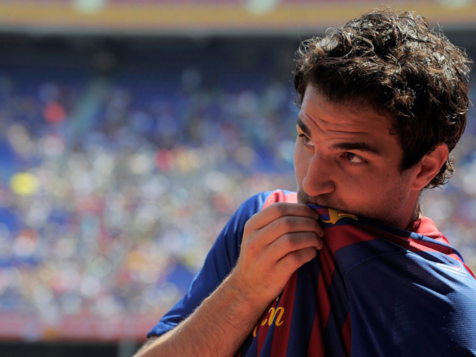 Cesc firma con el Barcelona