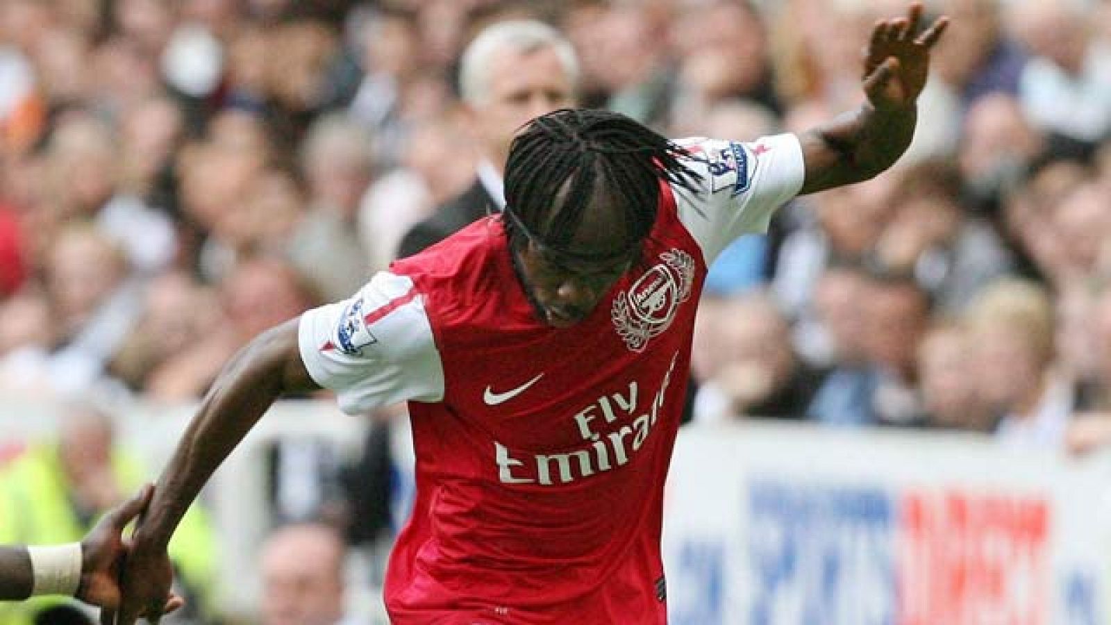  Arsenal y Udinese se enfrentan en la fase previa por un puesto en la Champions League. El equipo londinense comienza su nueva etapa sin su capitán Cesc Fábregas, que ha sido fichado por el Barcelona. El Udinese también tendrá que sobreponerse a la b