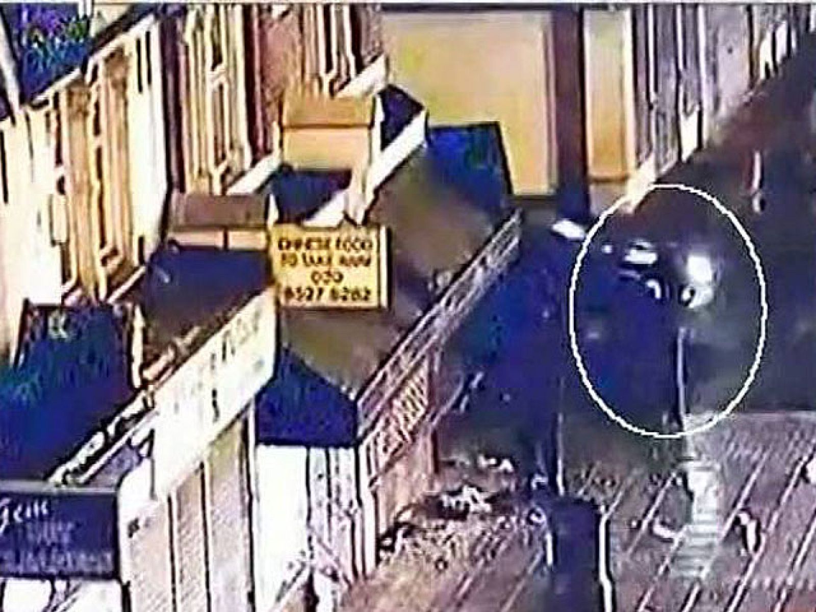 Las últimas imágenes sobre los disturbios en Londres muestran cómo un policía es atropellado durante las protestas de la pasada semana.