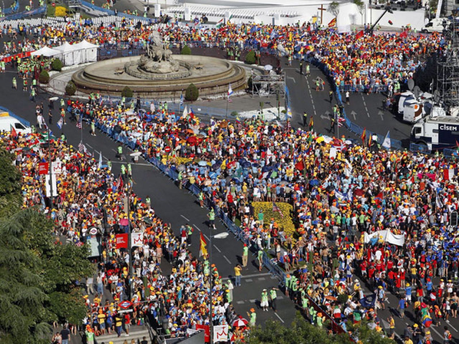 Miles de peregrinos llenan las calles de Madrid en el comienzo oficial de la Jornada Mundial de la Juventud. Han venido desde distintas partes del mundo y aprovechan estos días para conocer la ciudad.