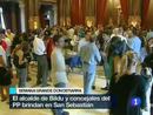 Telediario 1 - El alcalde de Bildu y concejales del PP charlan y brindan por las fiestas de San Sebastián