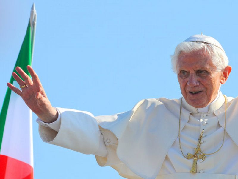 El papa saluda desde la escalerilla del avión antes de partir hacia España