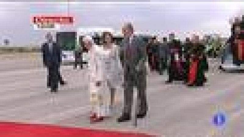 Benedicto XVI llega a España y es recibido por los reyes en el aeropuerto