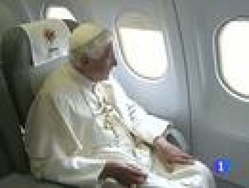 El Papa ha respondido a varias preguntas de los periodistas en el avión que le ha traído a España