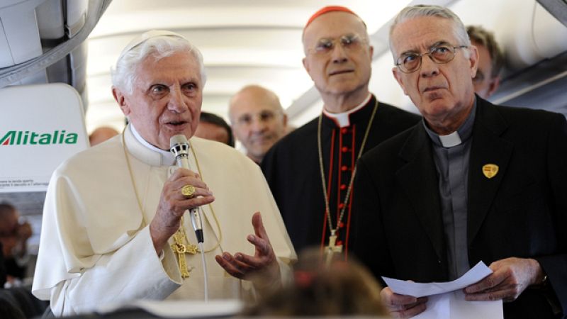 El Papa ha respondido a varias preguntas de los periodistas en el avión que le ha traído a España