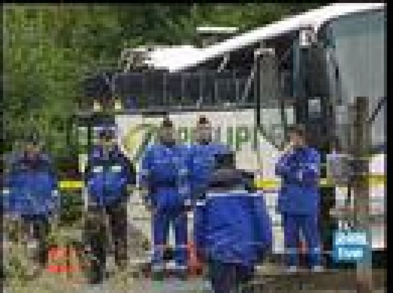 Seis muertos, cinco niños, en un accidente de autobús, que ha chocado con un tren, en Francia (02/06/08). 