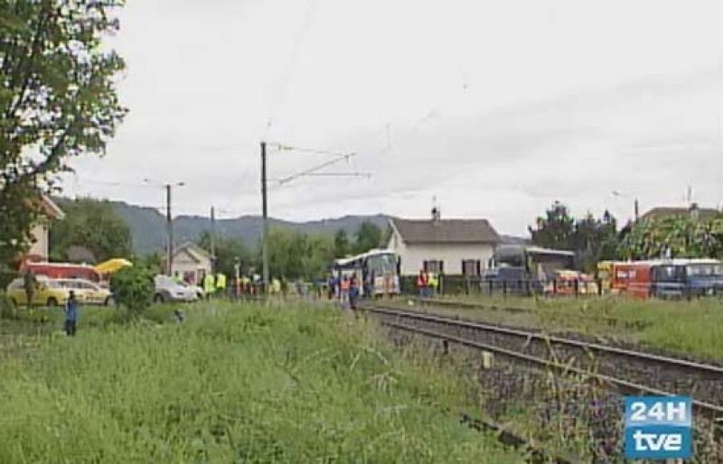 Seis muertos, cinco niños, en un accidente de autobús, que ha chocado con un tren, en Francia (02/06/08). 