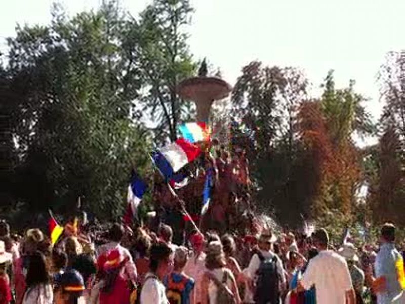 Los peregrinos de la JMJ se refrescan en una fuente del retiro