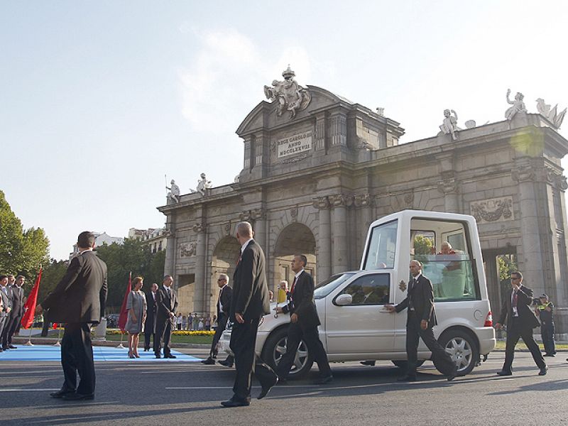 El papa cruza la Puerta de Alcalá