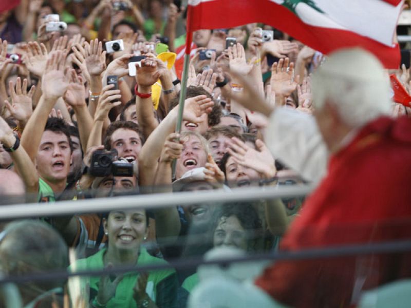  Los peregrinos han esperado durante horas junto a las vallas para ver al Papa
