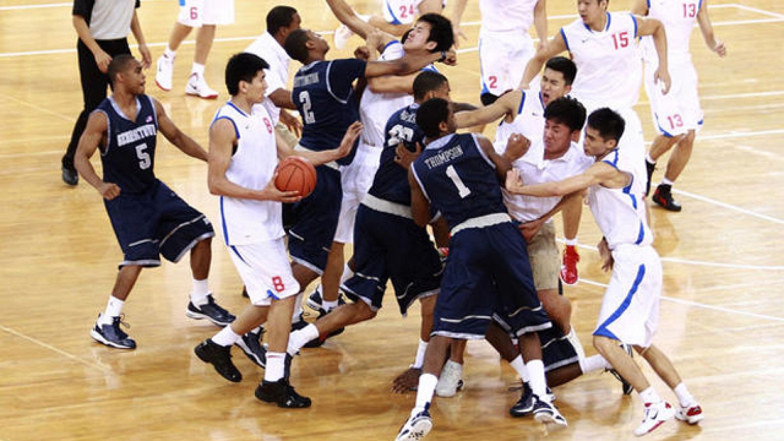 Un partido amistoso entre el equipo de baloncesto de la Universidad de Georgetown (EEUU) y los Bayi Rockets, uno de los clubes más laureados de la liga china, ha acabado en una espectacular pelea que ha involucrado a jugadores de ambas formaciones.