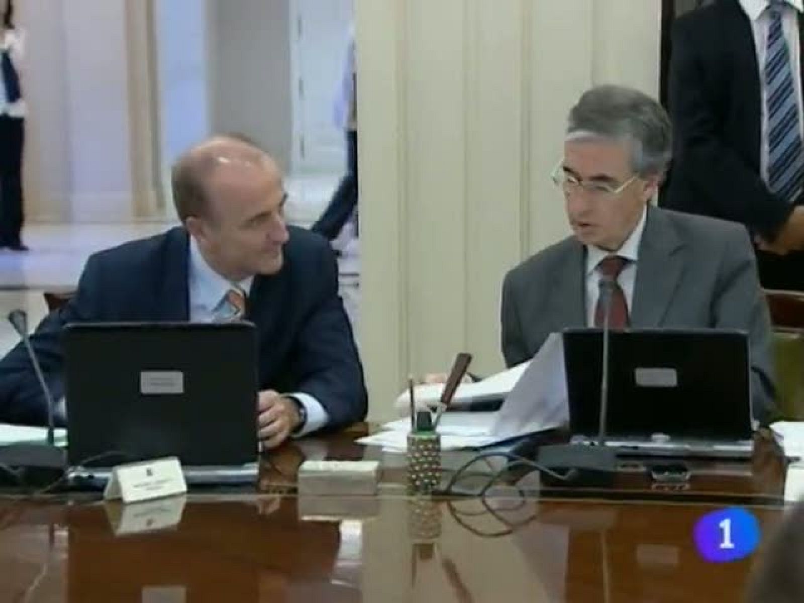   Nuevas medidas anti crisis del gobierno Central. Hoy alcanzaremos los cuarenta grados centígrados de calor. Estamos en alerta amarilla. Mendilíbar, técnico de osasuna rebaja la euforia que existen en torno al equipo en vísperas de comenzar la liga.