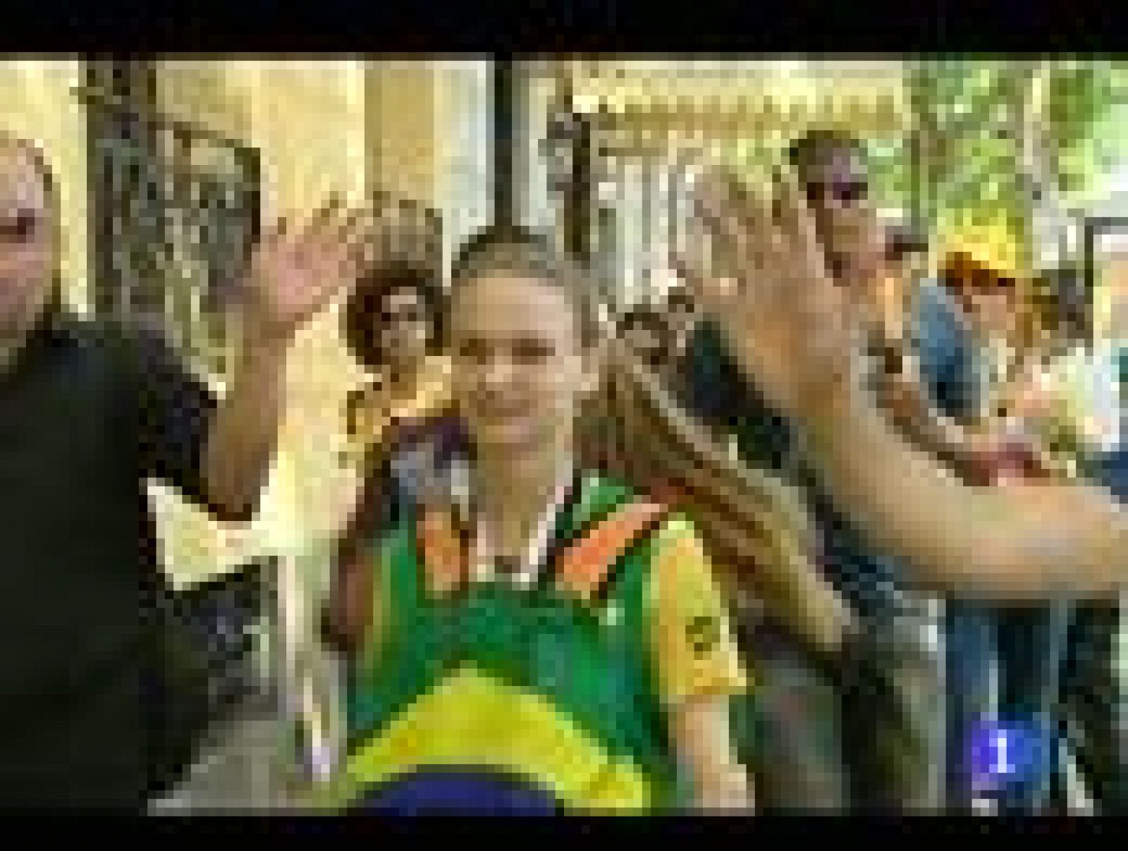 Los jóvenes peregrinos buscan los mejores lugares para ver el Vía Crucis en Recoletos