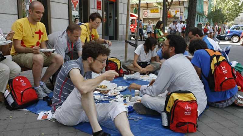 Los jóvenes peregrinos buscan los mejores lugares para ver el Vía Crucis en Recoletos