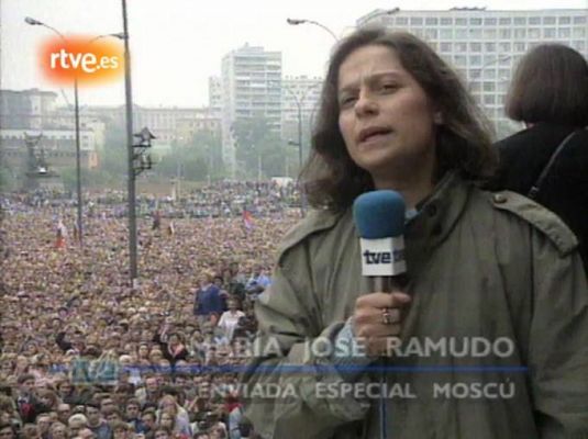 Decenas de miles de personas presionan a los golpistas en las calles de Moscú