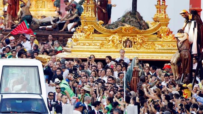 El papa preside el via crucis