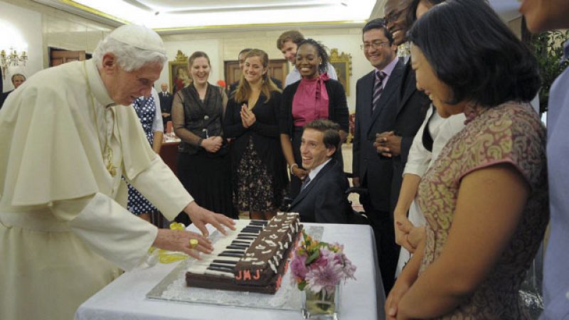  Doce jóvenes han podido almorzar con el papa