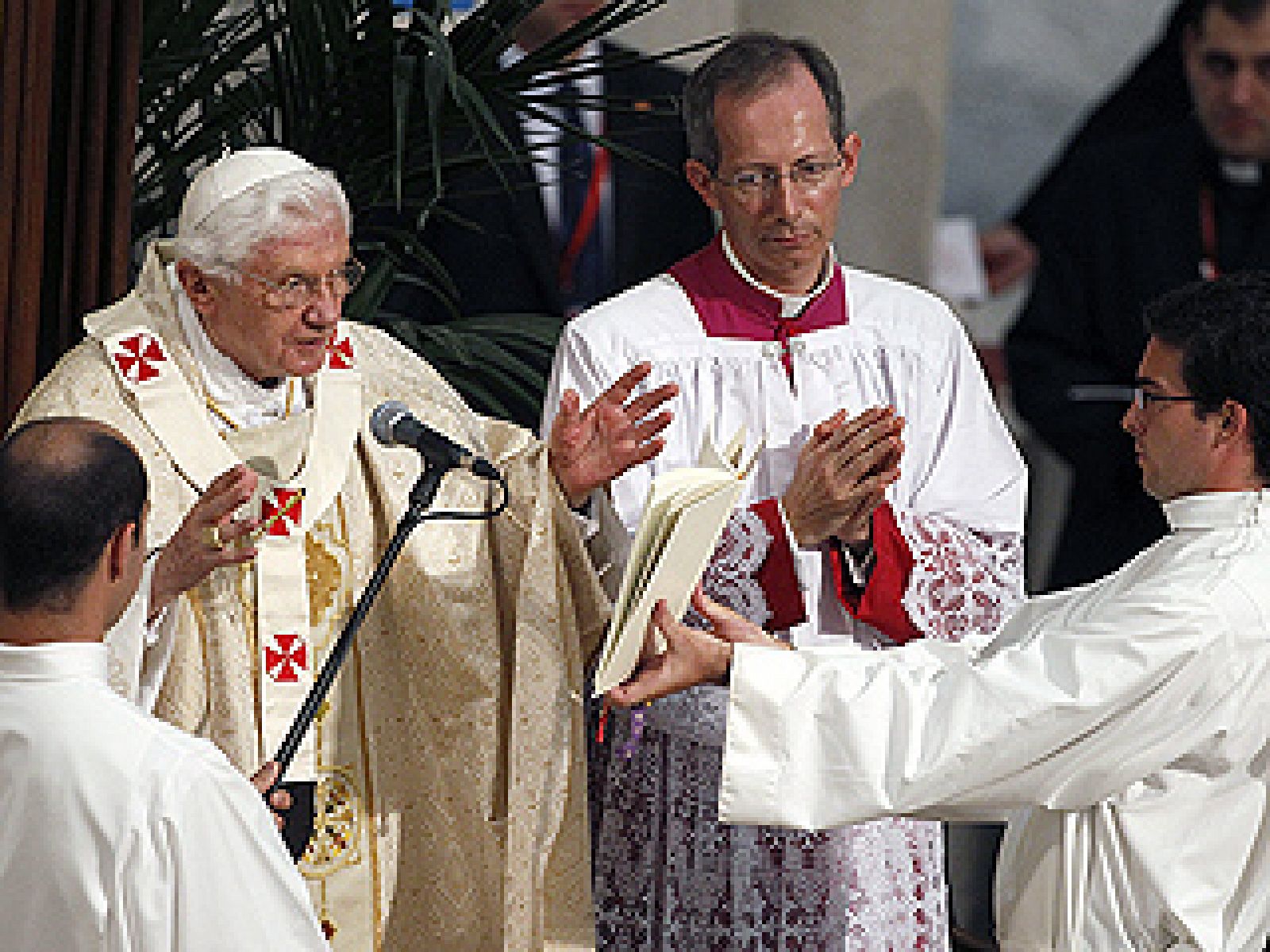 El papa defiende el celibato y llama a los futuros sacerdotes a ser "santos"