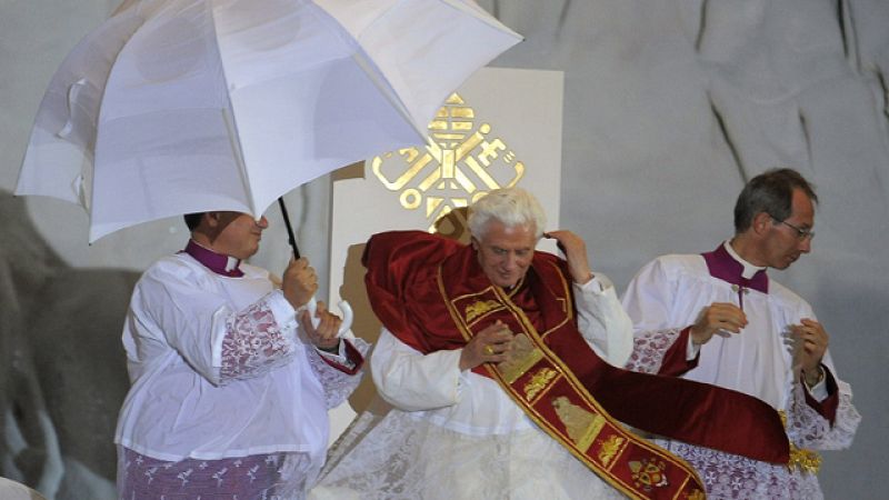  El viento hace volar el solideo del papa 