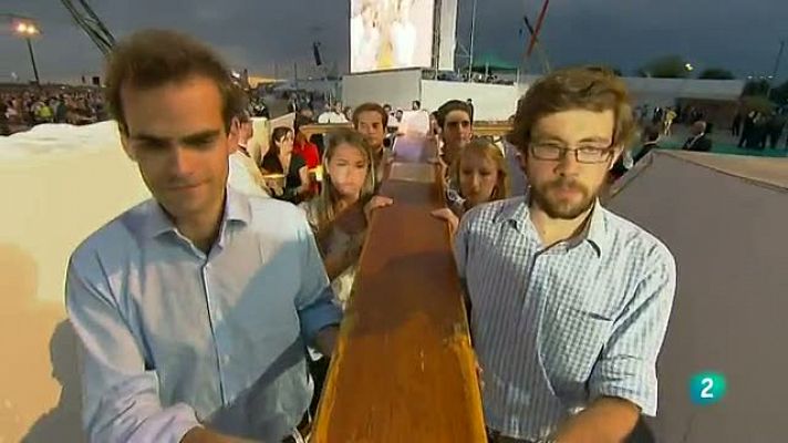  - Varios jóvenes portan la cruz de la JMJ