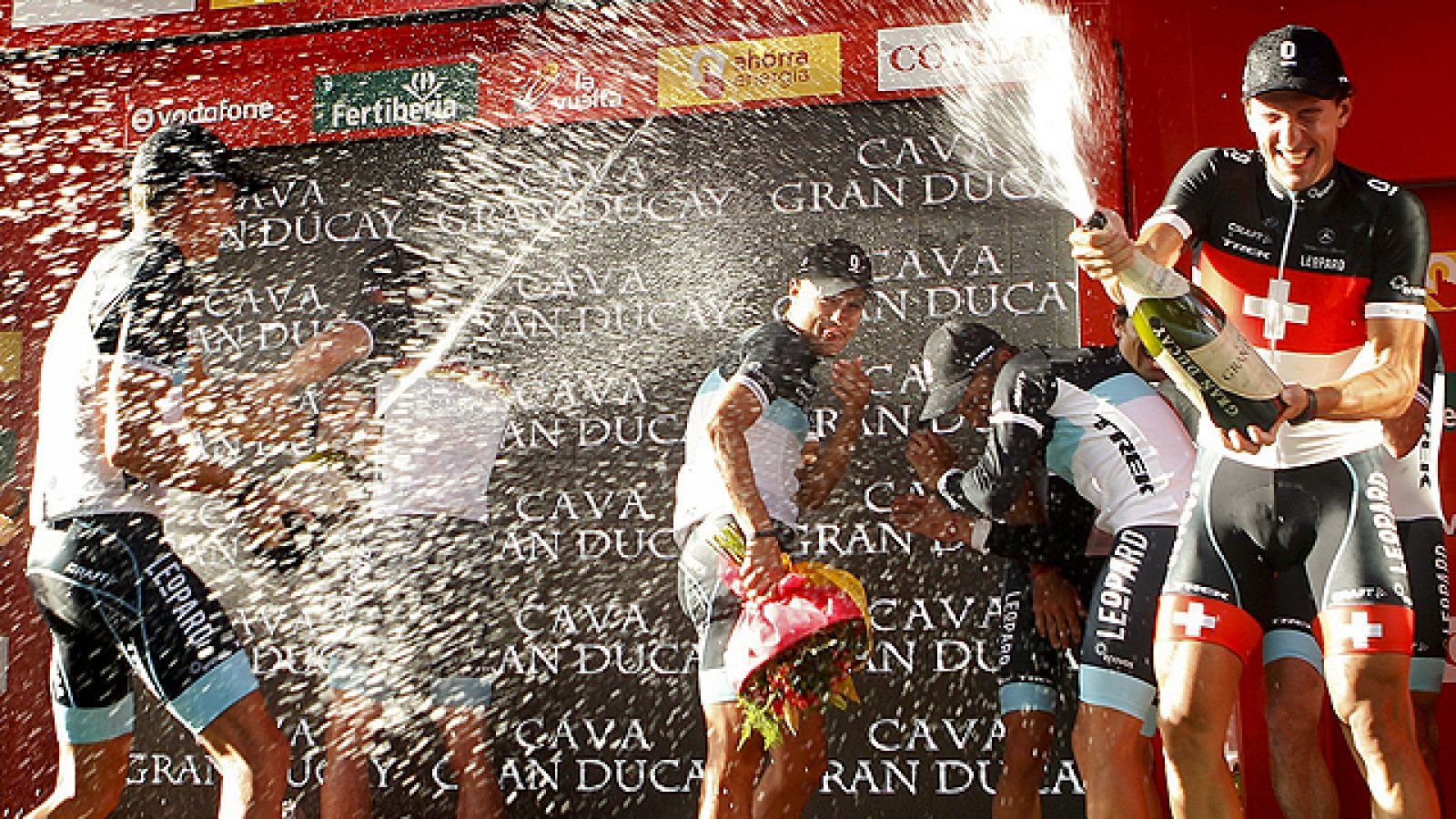 El conjunto Leopard-Trek, liderado por el suizo Fabian Cancellara,  se ha hecho con la primera etapa de la 66 edición de la Vuelta a  España, una contrarreloj por equipos disputada en la localidad  alicantina de Benidorm con un recorrido de 13,5 kiló