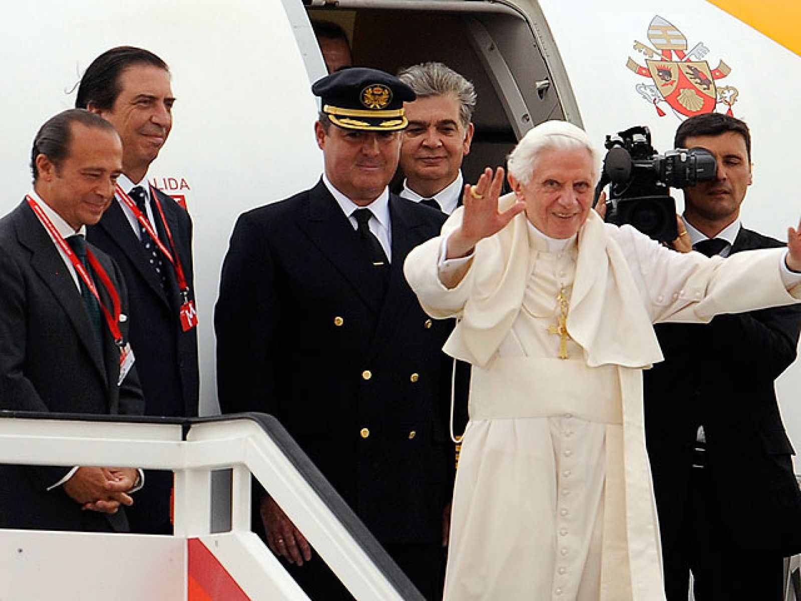 Los reyes despiden al papa en Barajas | Ver