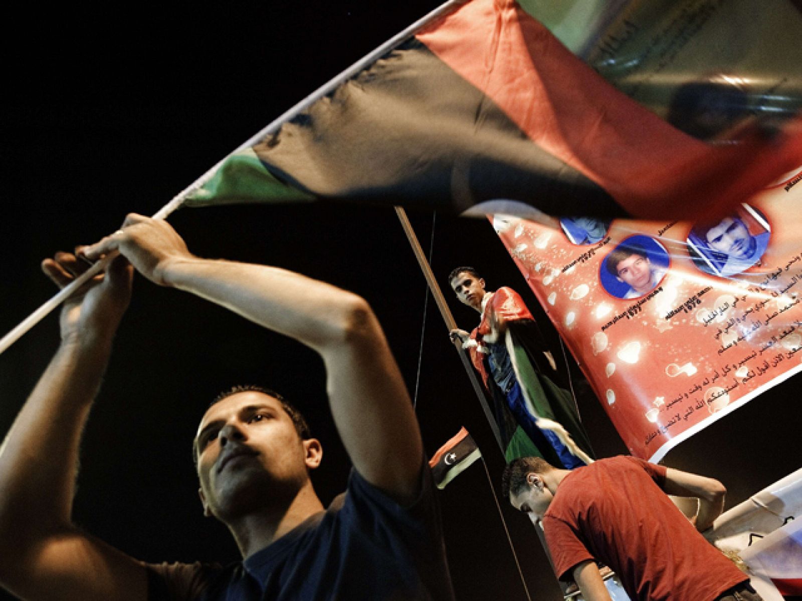 Los rebeldes toman el centro deTrípoli y acorralan a Gadafi