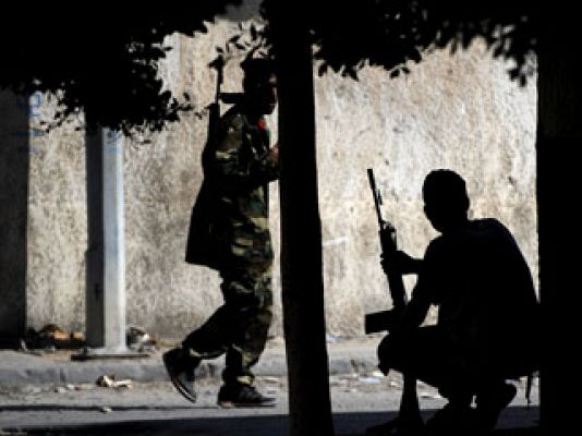 Informativo 24h - Los tanques protegen la residencia de Gadafi en Trípoli mientras los rebeldes combaten en la ciudad