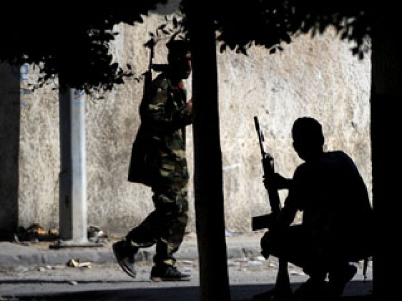 Los tanques protegen la residencia de Gadafi en Trípoli mientras los rebeldes combaten en la ciudad 