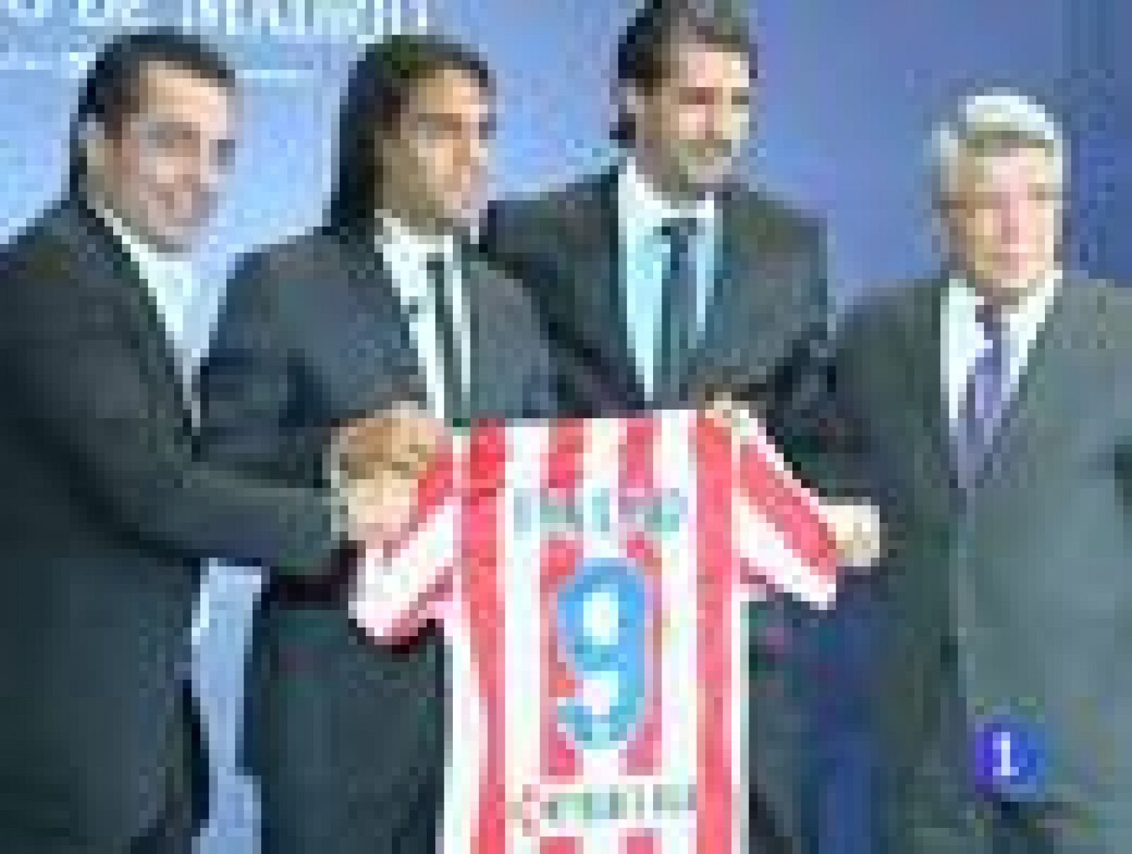 El nuevo delantero del Atlético de Madrid, Radamel Falcao, ha sido presentado ante 10.000 personas en el Vicente Calderón, el estadio que ya suspira por los goles del punta portugués.