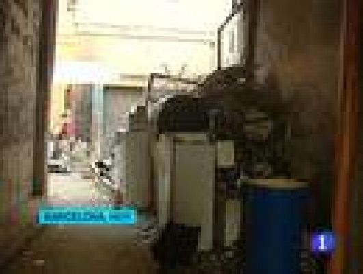 Telediario 1 - Un centenar de inmigrantes sobreviven en una nave en Barcelona