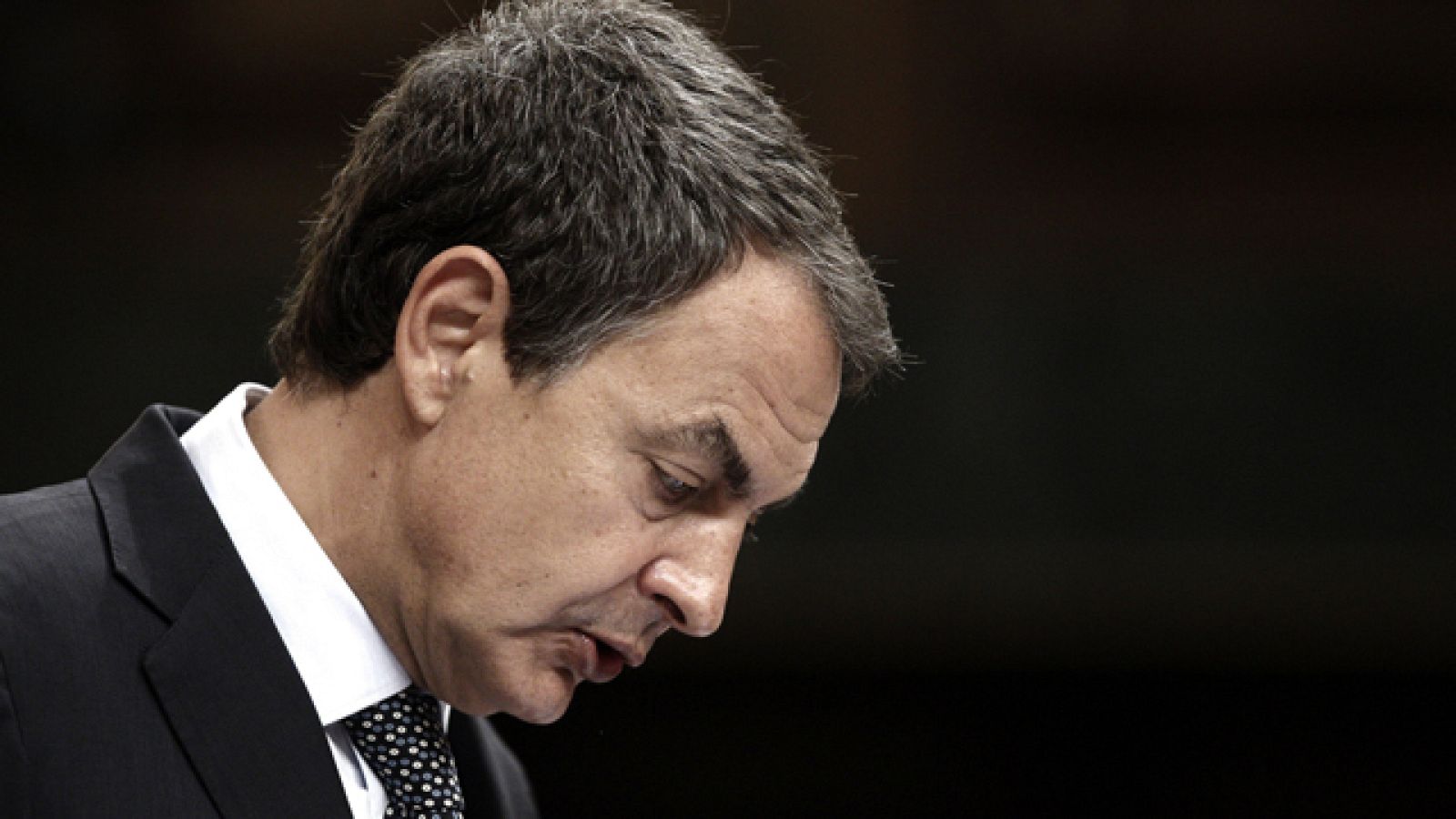 Zapatero avanza la aprobación de una prórroga de seis meses de la ayuda de 400 euros