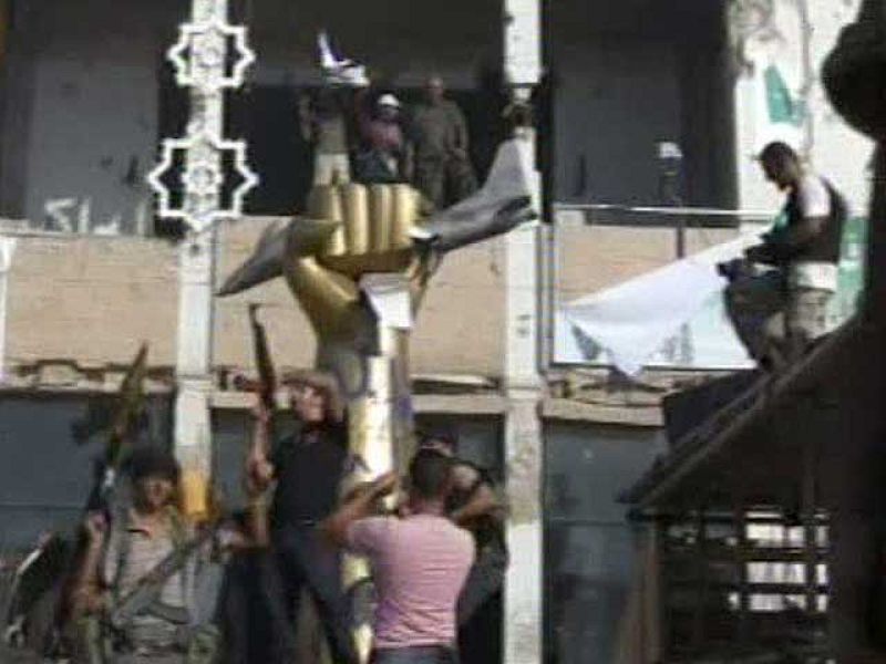  Los rebeldes toman el complejo presidencial de Gadafi en Trípoli