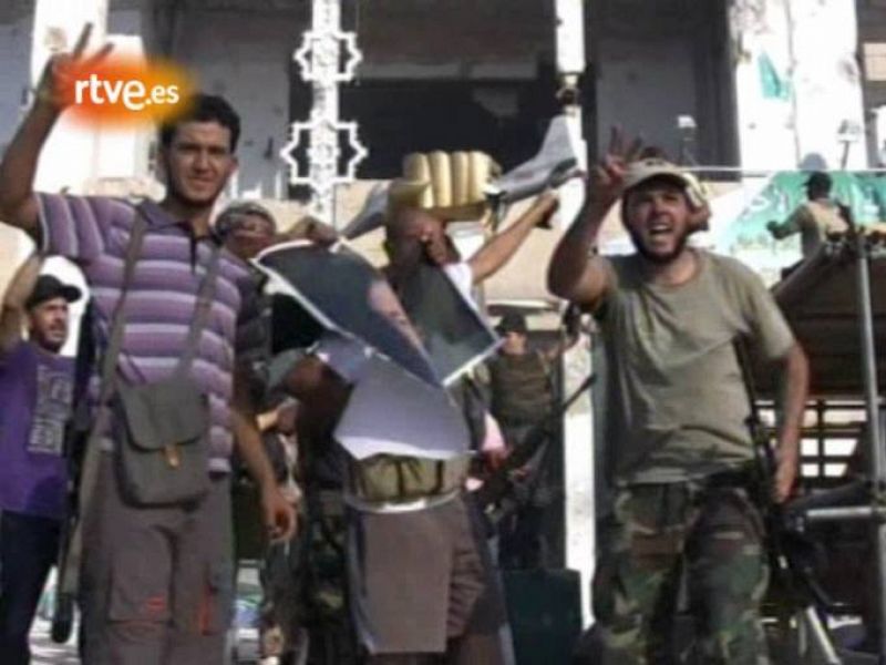  Los rebeldes toman el complejo presidencial de Gadafi en Trípoli