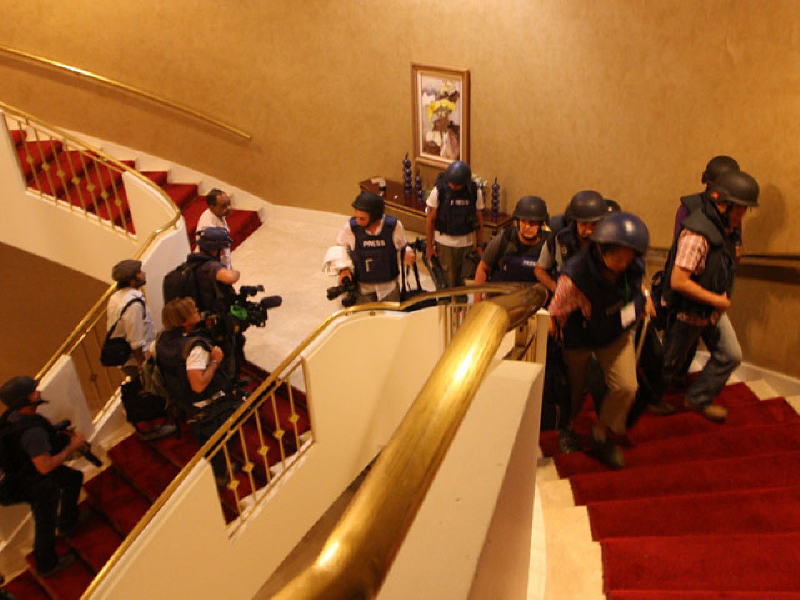 Fieles a Gadafi retienen a una treintena de periodistas extranjeros en un hotel de Trípoli