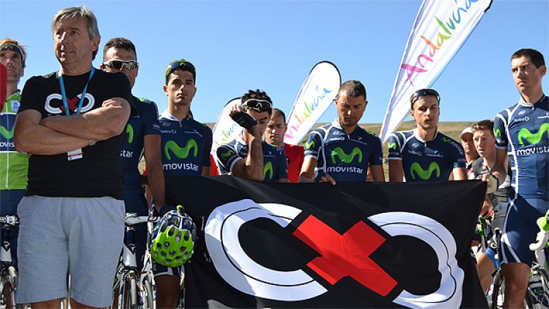 La Vuelta a España ha rendido homenaje a Xavi Tondo, ciclista del Movistar fallecido el pasado 23 de mayo en un accidente en el garaje del apartamento que ocupaba en Sierra Nevada, en un punto muy próximo a la salida de la quinta etapa que se disputa