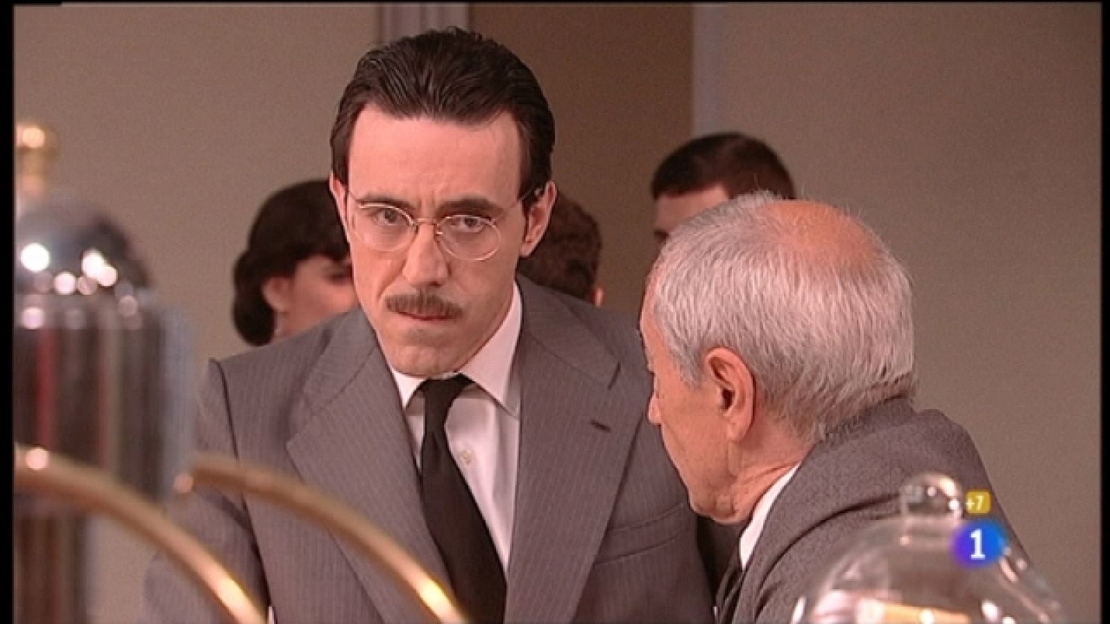 Amar en tiempos revueltos - T6 - Capítulo 254 - Andrés empieza a planear quedarse solo en casa para preparar su enfrentamiento último con Matías - Ver ahora